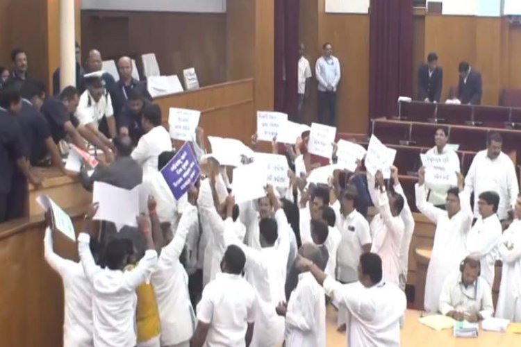 भाजपा-कांग्रेस में धक्का-मुक्की से लेकर हाथापाई, कॉलर पकड़ा-पकड़ी तक... ओडिशा विधानसभा बना गया अखाड़ा! देखें वीडियो...