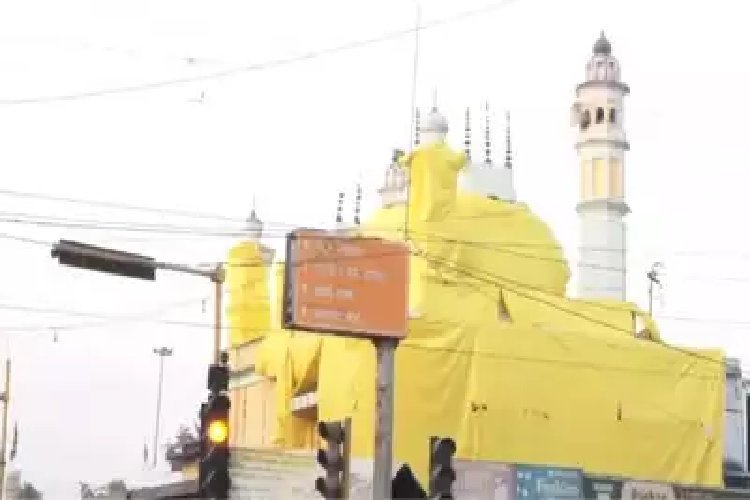 होली 2025: ...तो इसलिए शाहजहांपुर में मस्जिदों को तिरपाल से ढका गया