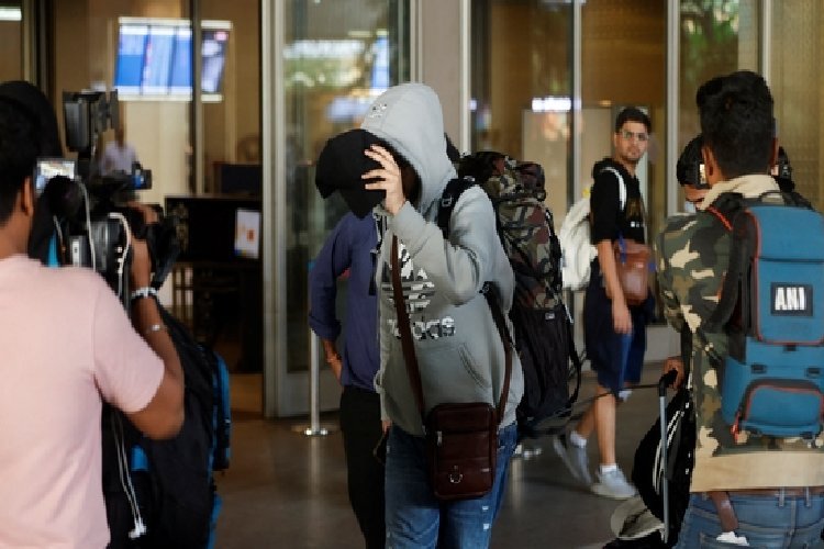 7 youths, 1 fake professor: मुंबई एयरपोर्ट पर ऐसे नाकाम की गई मानव तस्करी की साजिश...