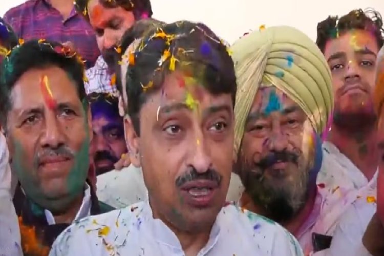 मुस्लिम नेताओं ने खेली होली, लेकिन अखिलेश यादव बेरंग क्यों दिखाई दिए?
