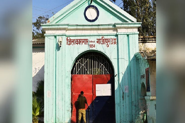 गाजीपुर का दूसरा मुख्तार कौन है, जेलर और डिप्टी जेलर पर योगी ने क्यों लिया बड़ा एक्शन?