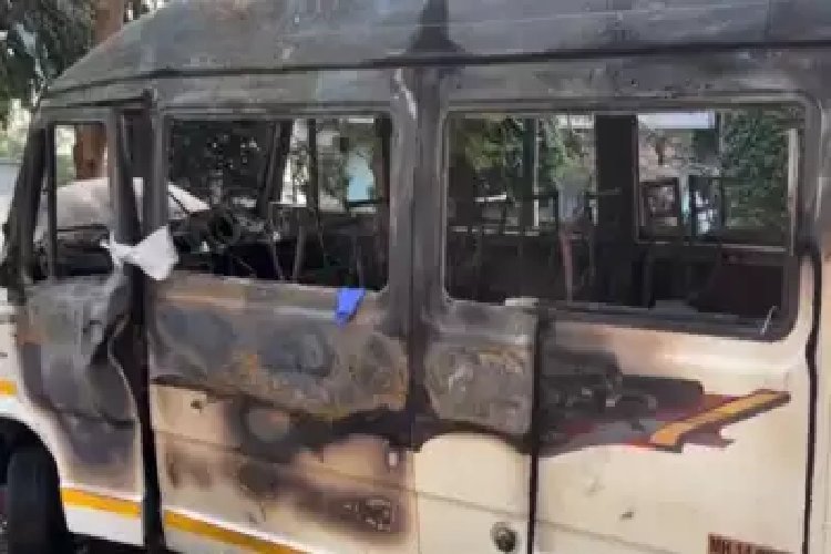 Pune: मिनी बस में आग लगने से ऑफिस जा रहे 4 कर्मचारी जिंदा जले, कई घयाल 