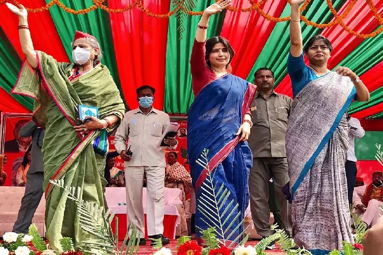 पहले धरती पर पुरुष आए या महिलाएं, डिंपल यादव ने बताया...