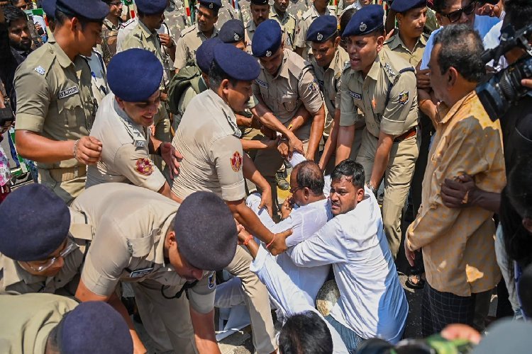 विधायकों के निलंबन को लेकर ओडिशा में भारी बवाल, पुलिस के साथ कांग्रेस कार्यकर्ताओं की झड़प, 2 पुलिसकर्मी घायल