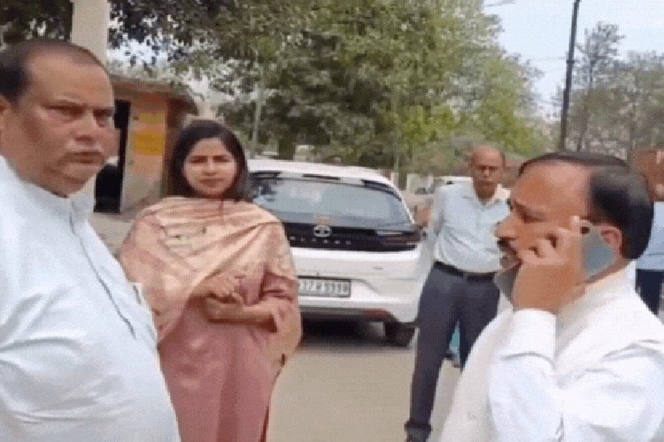 ''मैं राष्ट्रपति-प्रधानमंत्री को भी इतनी बार चाय नहीं पिलाऊंगा...'' BJP विधायक को बार-बार चाय देने से किया इनकार, कैंसर से जूझ रहे UP के अधिकारी का हुआ तबादला