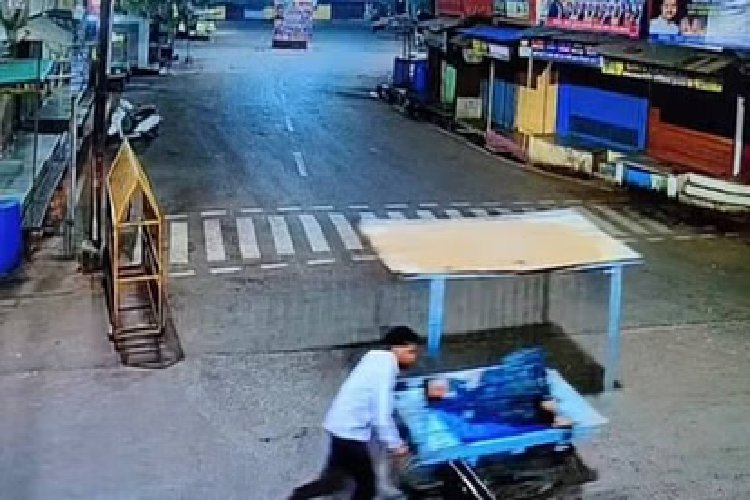 दर्द से तड़प रही प्रसूता को दो बार अस्पताल से लौटाया, ठेले पर दिया बच्चे को जन्म और फिर...