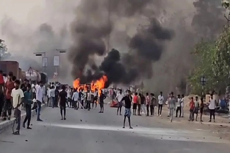 वक्फ कानून के खिलाफ मुर्शिदाबाद में फिर भड़की हिंसा, उपद्रवियों ने बम और पत्थर फेंके