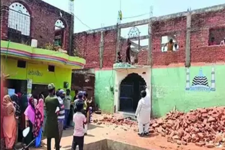 वक्फ कानून का ऐसा असर, मध्य प्रदेश में खुद ही मदरसा तोड़ने लगे मुस्लिम, वजह चौंकाने वाली...