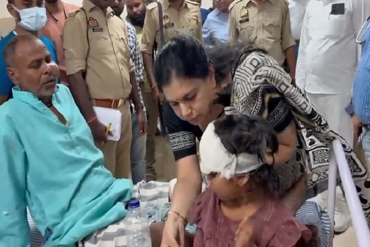 अनुबंधित बस ने टैंकर में पीछे से मारी टक्कर, 31 लोग गंभीर रूप से हुए घायल, मची अफरा-तफरी, जिलाधिकारी ने अस्पताल पहुंचकर जाना हाल