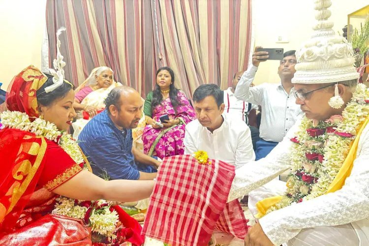 पूर्व बंगाल BJP अध्यक्ष दिलीप घोष ने 60 की उम्र में पार्टी सहयोगी से की शादी, बताया ''मां की इच्छा''