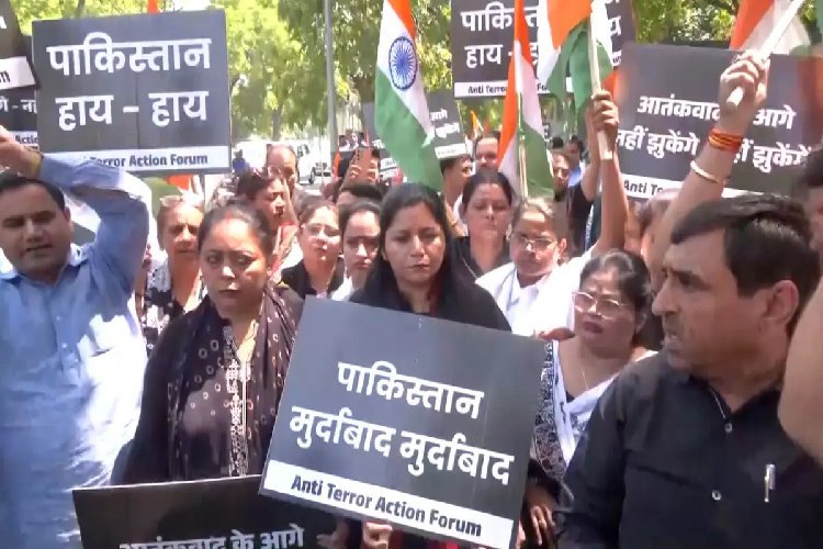दिल्ली में पाकिस्तान हाई कमीशन के बाहर बड़ा प्रदर्शन, कमीशन के अंदर केक ले जा रहे व्यक्ति को लोगों ने पकड़ा