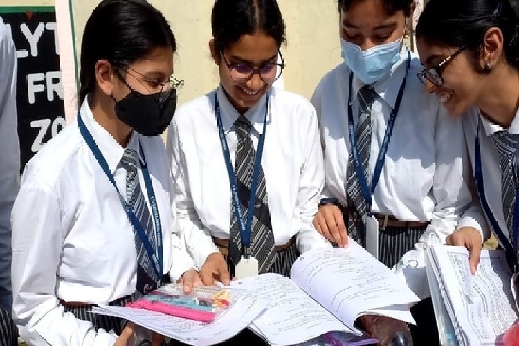 उत्तर प्रदेश बोर्ड कक्षा 10 और 12 के परिणाम घोषित, कक्षा 10 में यश प्रताप और 12वीं में महक जायसवाल ने किया टॉप