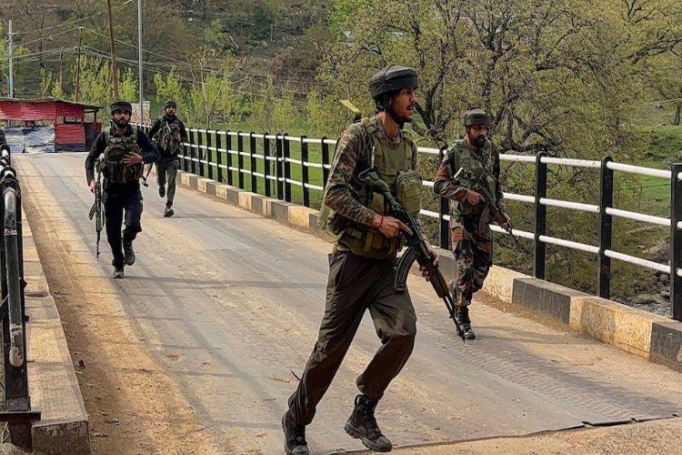 भारतीय हमले के डर से कांपा पाकिस्तान, PoK से खाली कराए जा रहे आतंकियों के लॉन्च पैड, बंकरों में कर रहे शिफ्ट!