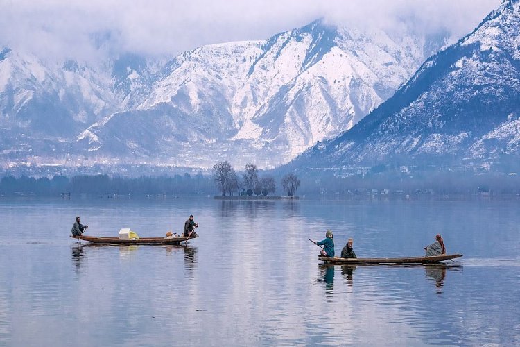 जम्मू-कश्मीर में सुरक्षाबलों, गैर-स्थानीय लोगों और कश्मीरी पंडितों पर हमले की तैयारी में दुश्मन,  87 में से 48 पर्यटन स्थल बंद