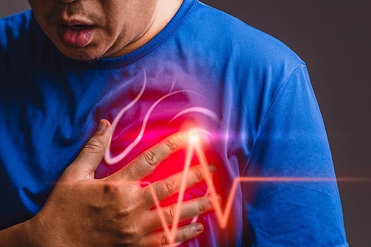 Heart Attack Signs: हार्ट अटैक आने से पहले शरीर देता है ये संकेत, नजरअंदाज करना पड़ सकता है महंगा!