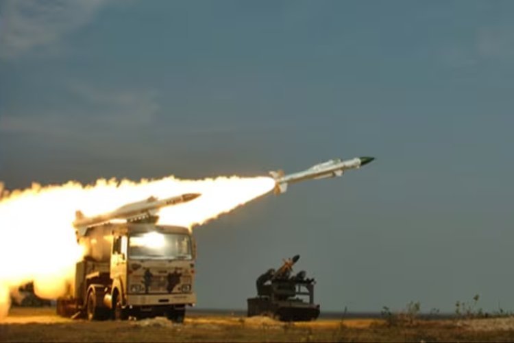 2.5 मैक की रफ्तार से दुश्मन को बनाता है निशाना, जानिए आकाश मिसाइल के बारे में जिसने हवा में ही उड़ा दिया चीन से मिला पाकिस्तानी लड़ाकू विमान