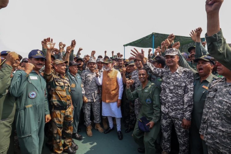 वायुसेना की उस टीम से मिले PM मोदी, जिसके नाम से कांपता है पाकिस्तान!