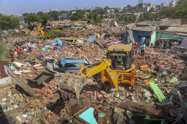 Gujarat Bulldozer Action: गुजरात में बना था मिनी बांग्लादेश, 40 क्रेन, 60 JCB और 400 जवान पहुंचे, मिट्टी में मिला दिया अवैध कब्जा
