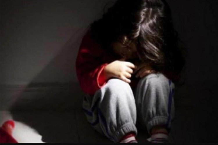 पिता ने पहले 8 साल की मासूम बेटी को बुरी तरह मारा, फिर सोशल मीडिया पर डाल दिया वीडियो, अब पुलिस सिखा रही इंसानियत!