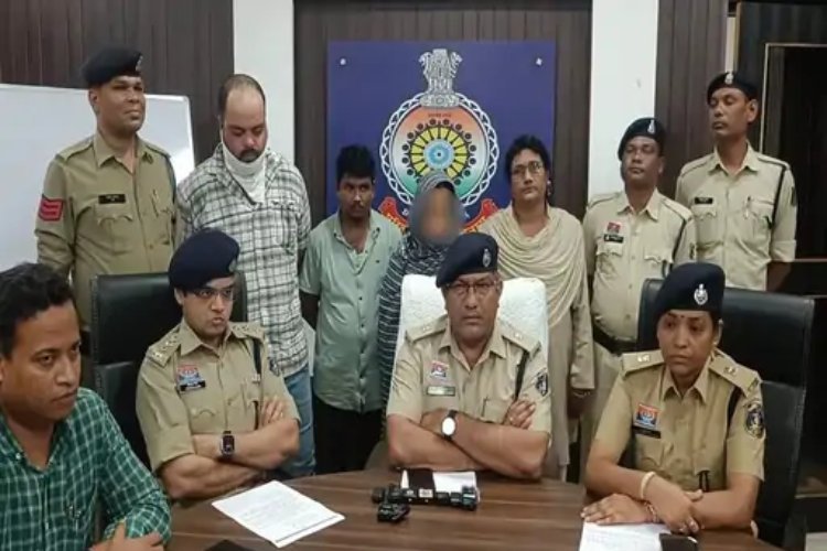 अपने घर में सेक्स रैकेट चला रही थी महिला, ऐसे करती थी डील...ग्राहक बनकर पहुंची पुलिस और फिर...