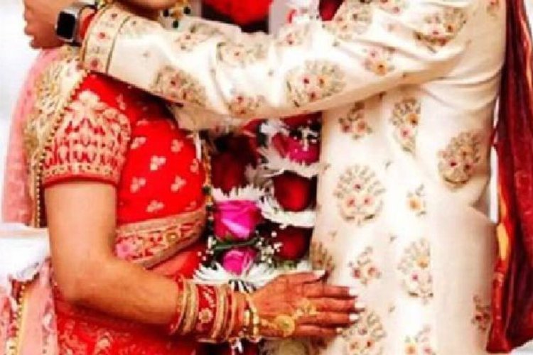 Bride elopes with lover Bihar: दूल्हा पानी लेकर लौटा तो दुल्हन प्रेमी के साथ फरार, ढूंढने में जुटी पूरी बारात, सहेली थी असली मास्टरमाइंड!