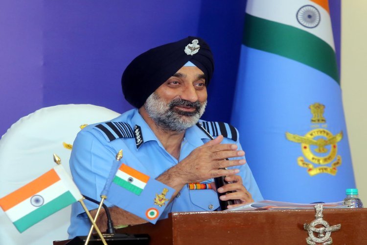 Air Chief Marshal: एयर चीफ मार्शल ने राजनाथ सिंह के सामने लगाई सरकार की क्लास, बोले- क्यों होते हैं ऐसा वादे जो कभी...