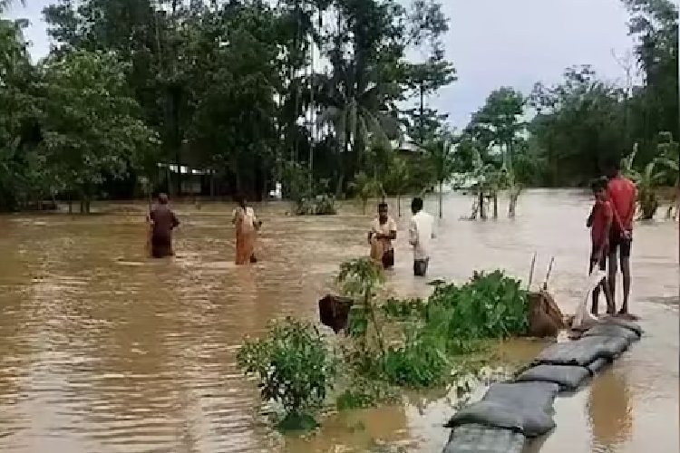 असम में बाढ़ और भूस्खलन का कहर, 8 की मौत, 17 जिलों में 78,000 से अधिक लोग प्रभावित