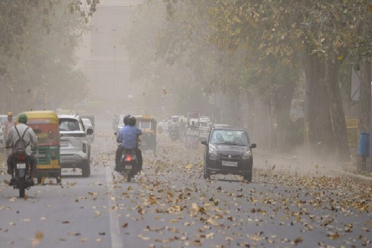 दिल्ली-NCR के मौसम में अचानक बदलाव, आंधी और भारी बारिश के बाद तापमान में 14 डिग्री की गिरावट, 67 किमी की रफ्तार से चली हवाएं, उड़ानें प्रभावित