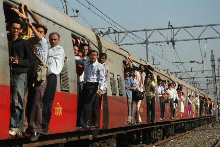 मुंबई में बड़ा हादसा, भीड़भाड़ वाली लोकल ट्रेन से गिरकर पांच लोगों की मौत