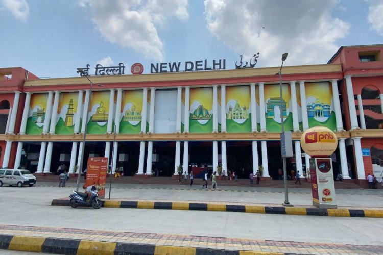 नई दिल्ली रेलवे स्टेशन पर गाड़ी लेकर जा रहे हैं? तो नए नियम समझ लें वरना भरना पड़ सकता है जुर्माना