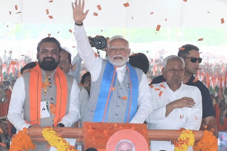 PM Modi Bihar Visit: बिहार की धरती से मोदी की ललकार, लालू प्रसाद यादव पर बोला हमला, अंबेडकर के अपमान पर दिखाई जमीनी हकीकत