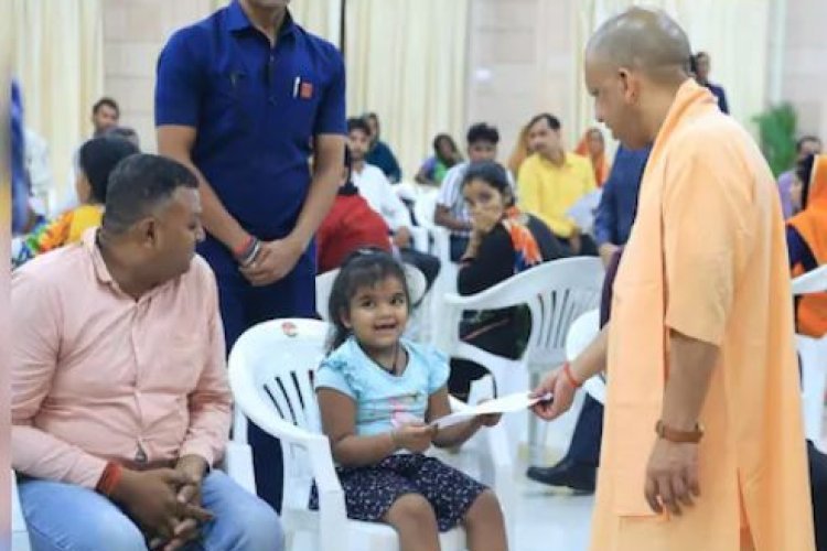 जब योगी के पास शिकायत लेकर पहुंची छोटी बच्ची, कहा स्कूल में...