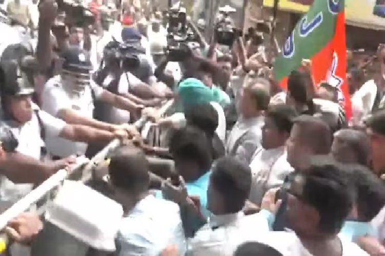 कोलकाता कॉलेज गैंगरेप के विरोध में बंगाल में भारी बवाल, हिरासत में बीजेपी प्रदेश अध्यक्ष सुकांता मजूमदार