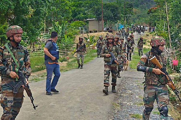 मणिपुर में अज्ञात बंदूकधारियों ने कार पर की अंधाधुंध गोलीबारी, 72 साल की बुजुर्ग महिला समेत 4 की मौत