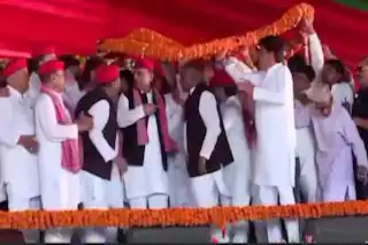 Alam Badi Akhilesh controversy: सपा विधायक को मंच पर किसने दिया धक्का, अखिलेश यादव के मंच पर गिरते-गिरते बचे