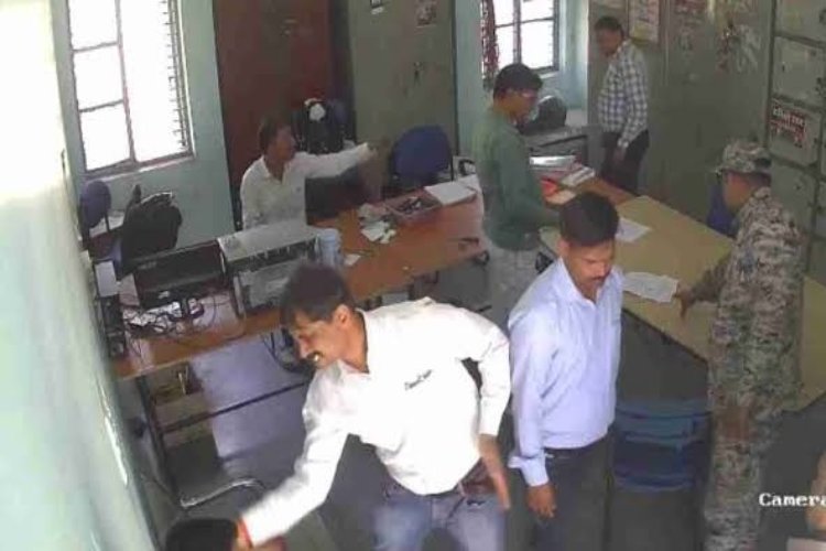 IAS Sanjeev Shrivastava Slap Controversy: कौन हैं IAS संजीव श्रीवास्तव का ‘थप्पड़कांड’ हुआ वायरल, छात्र को कॉलर पकड़कर खींचा, फिर....