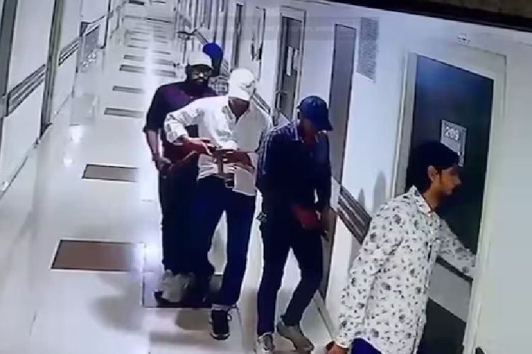 पटना में 5 हथियारबंद बदमाश अस्पताल में घुसे, इलाज करवा रहे कुख्यात अपराधी पर गोलियां बरसाई और फिर...