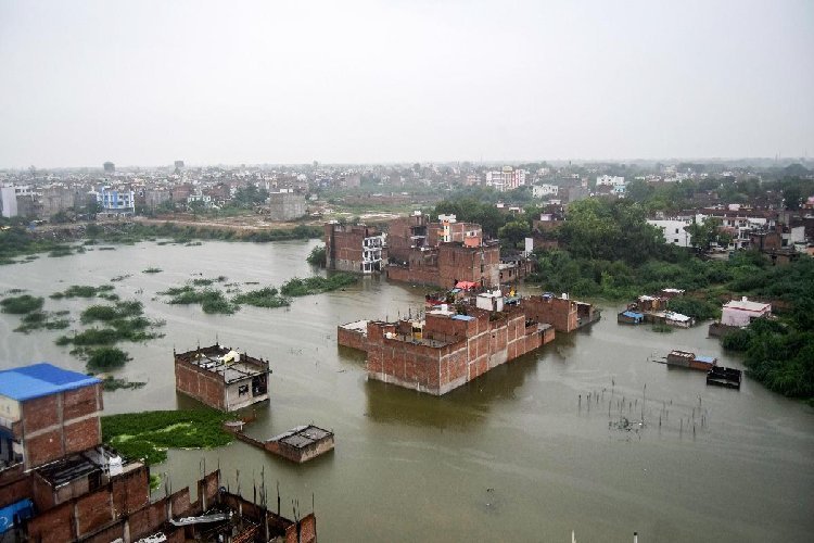 उत्तर प्रदेश में भारी बारिश और बाढ़ का कहर: जनजीवन अस्त-व्यस्त, प्रशासन अलर्ट
