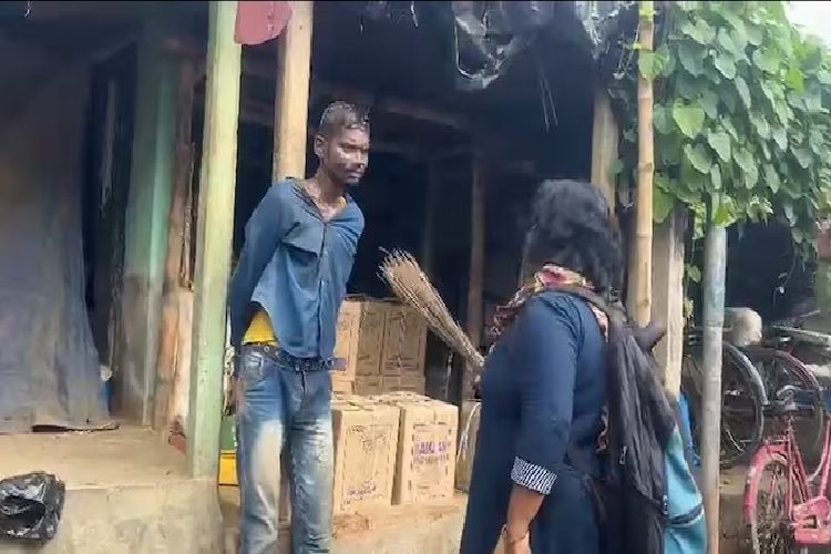 हुगली में छेड़छाड़ के आरोपी की पिटाई, सिर पर सड़े हुए अंडे फोड़े, गोबर पोता और जूतों की माला पहनाई