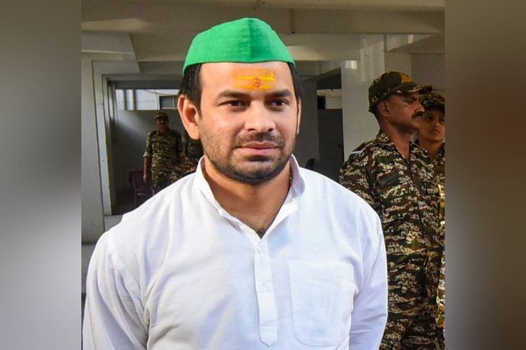 विधानसभा पहुंचे लेकिन अंदर नहीं गए तेज प्रताप, विपक्ष के काले कपड़े पर बोले- ''शनि देवता नाराज लगते हैं.''