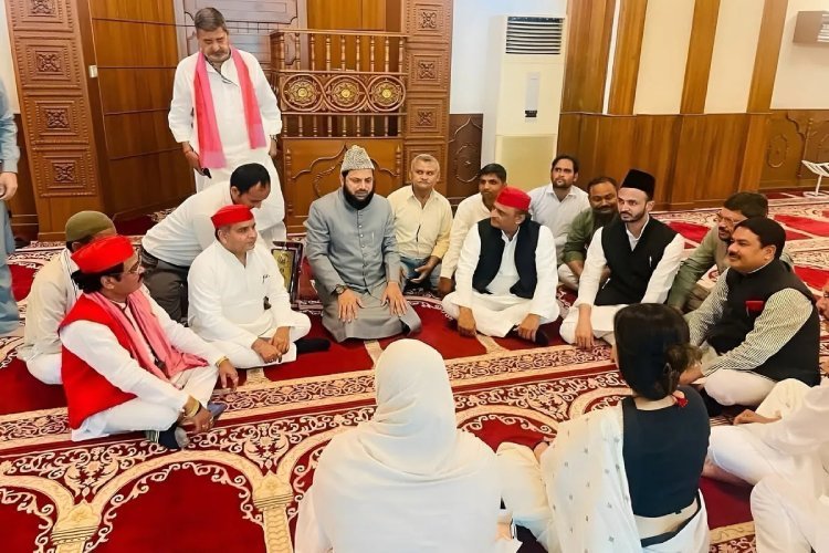''मस्जिद मीटिंग'' पर सियासी घमासान, अखिलेश यादव ने की मस्जिद में बैठक, बीजेपी ने बताया ''नमाजवादी'', वक्फ बोर्ड ने कहा- अखिलेश यादव और उनके सांसदों ने पवित्र स्थान का दुरुपयोग किया