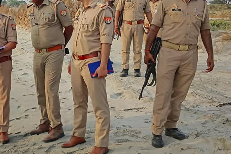 मिर्जापुर में चौकी प्रभारी समेत 24 पुलिसकर्मियों को क्यों किया गया लाइन हाजिर, एक सस्पेंड