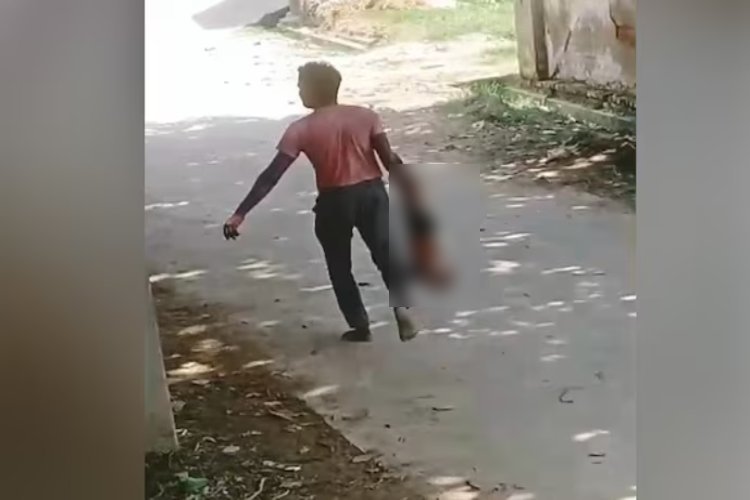 उत्तर प्रदेश: रामपुर में दहेज के लिए पति ने 8 महीने के बेटे को उल्टा लटकाकर गांव में घुमाया