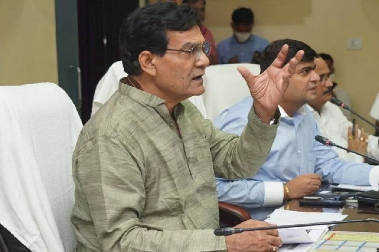 क्या ऊर्जा मंत्री एके शर्मा ने योगी के सामने कर दिया सरेंडर, अधिकारी उनकी क्यों नहीं सुन रहे?