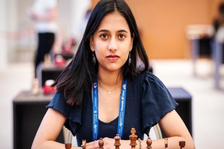 महिला शतरंज विश्वकप में भारत ने रचा इतिहास, दिव्या देशमुख ने कोनेरू हम्पी को हराकर जीता खिताब