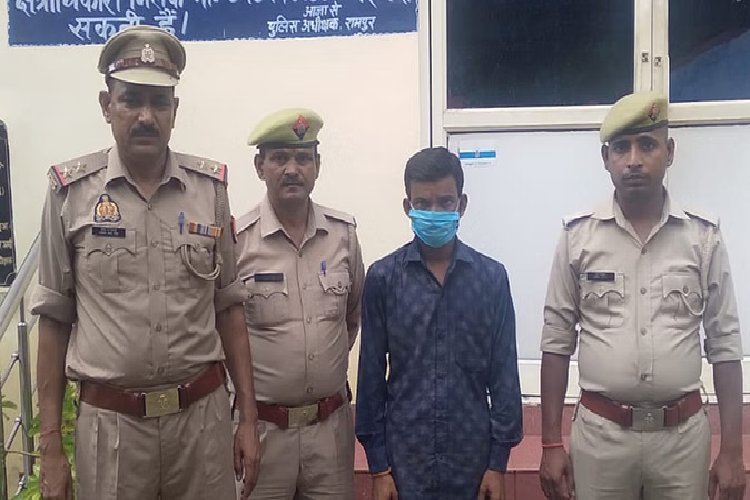 UP पुलिस पर फिर हुआ हमला, भीड़ ने दौड़ा-दौड़ाकर पीटा, वर्दी फाड़ दी, गाड़ी तोड़ दी