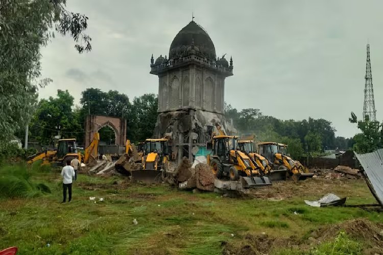 श्रावस्ती में सरकारी जमीन पर पहले मजार बनाया, फिर करने लगा स्थाई निर्माण, प्रशासन ने बुलडोजर चला किया ध्वस्त
