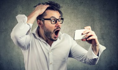 बेटा चला रहा था मां का बैंक अकाउंट, अचानक खाते में आ गए 1 अरब 13 लाख 55 हजार करोड़ रुपए, कोटक महिंद्रा बैंक में मचा हाहाकार!