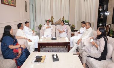 दिल्ली की मुख्यमंत्री रेखा गुप्ता पर हमले के बाद आई पहली तस्वीर, 7 बीजेपी सांसदों से की मुलाकात, देखें...