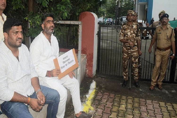 अंदर सीएम योगी कर रहे थे मीटिंग, बाहर बैठे थे सपा विधायक अतुल प्रधान, तभी बजा फोन